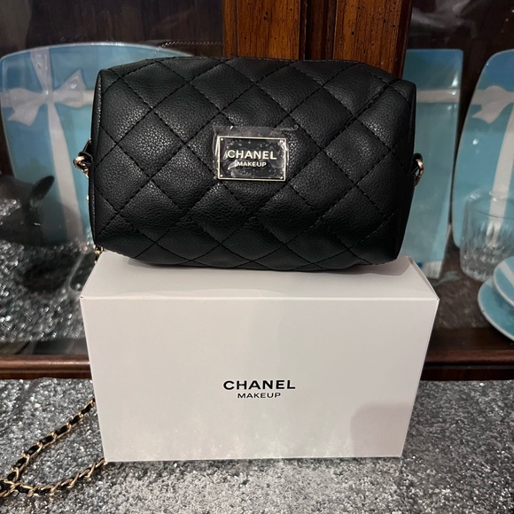 ❌SOLD❌Chanel Beauty Bag-gift with purchase. LOVELY, New, Never used! - Picture 4 of 8